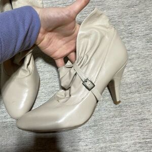 Nine West Vintage 1990s booties. Cream size 8, barely worn and well preserved